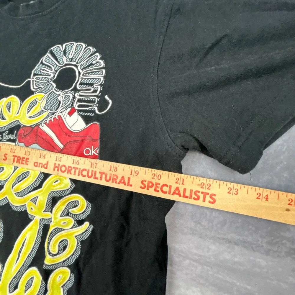 Akademiks Mens Black‎ Shoe Laces & Soles Graphic T-Shirt Y2K Vintage Large